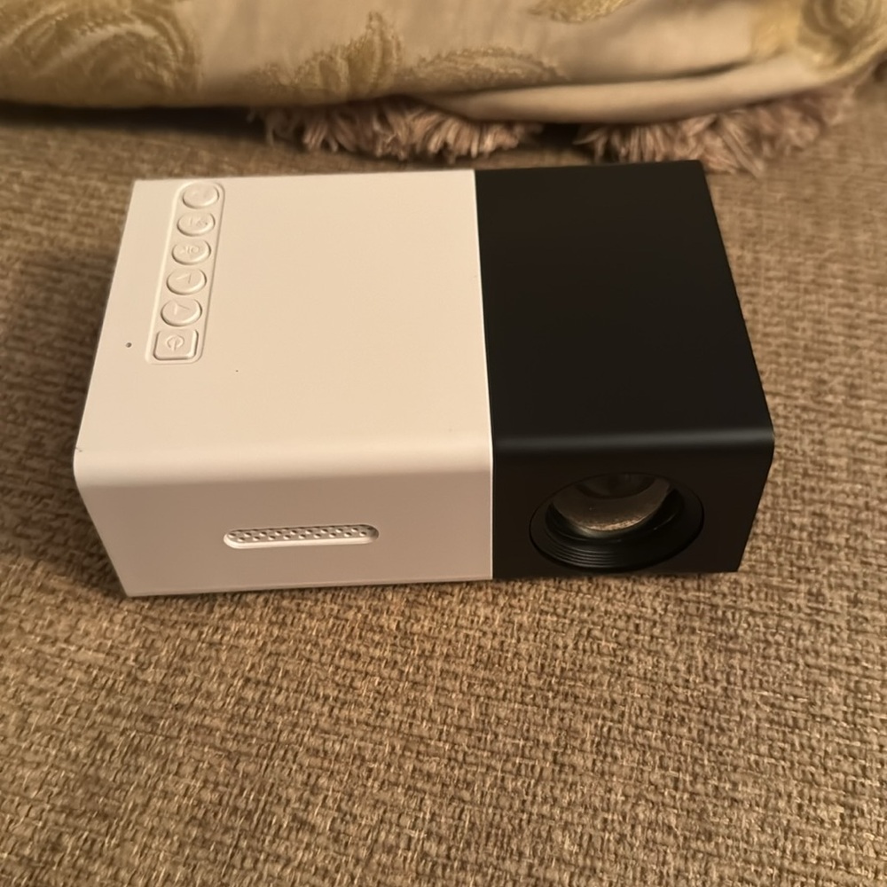 LED Projector portable - Picture 2 of 5